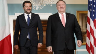 Вицепремиерът и вътрешен министър на Италия Матео Салвини се опитва