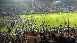 След трагедията: Спират първенството в Индонезия