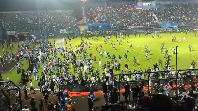 Ад в Индонезия! 127 фена загинаха на футболен мач 