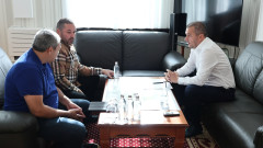 Транспортният министър бори войната по пътищата с полигони за отговорно шофиране