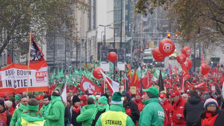 Хиляди демонстранти излязоха по улиците на Брюксел в петък, за