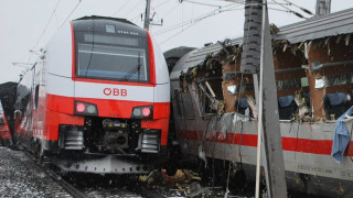 Влак с около 80 пътници е дерайлирал до австрийския град