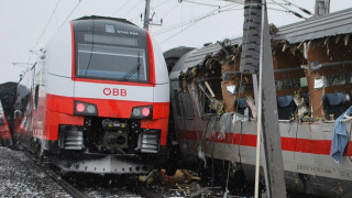 Влак с 80 пътници дерайлира в Австрия