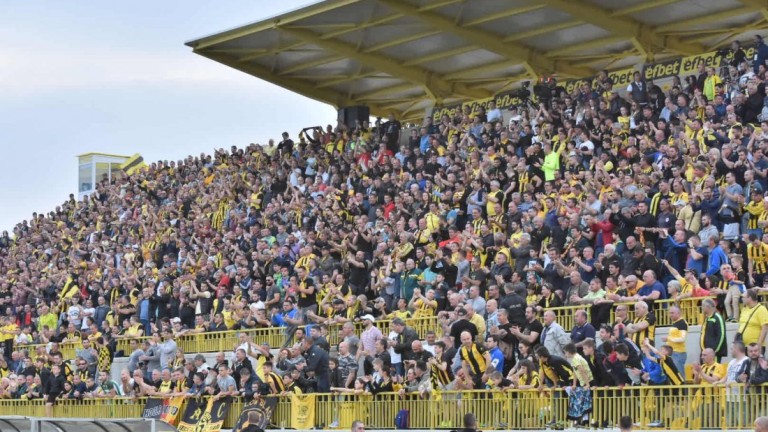 "Жълто-черна" еуфория: Феновете на Ботев (Пд) разграбиха билетите за баража за по-малко от 20 минути