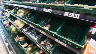 Британски супермаркети обявиха че някои продукти са в недостиг а