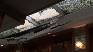 Рухна част от стъкления покрив на "Шератон"
