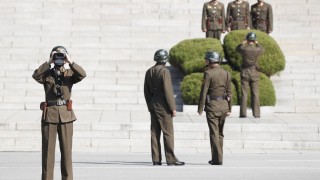 Един военнослужещ и един цивилен от Северна Корея успяха да