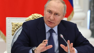 Руският президент Владимир Путин разговаря с военни кореспонденти във вторник  