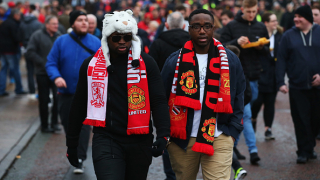 Група от привържениците на Манчестър Юнайтед организира протест срещу семейство