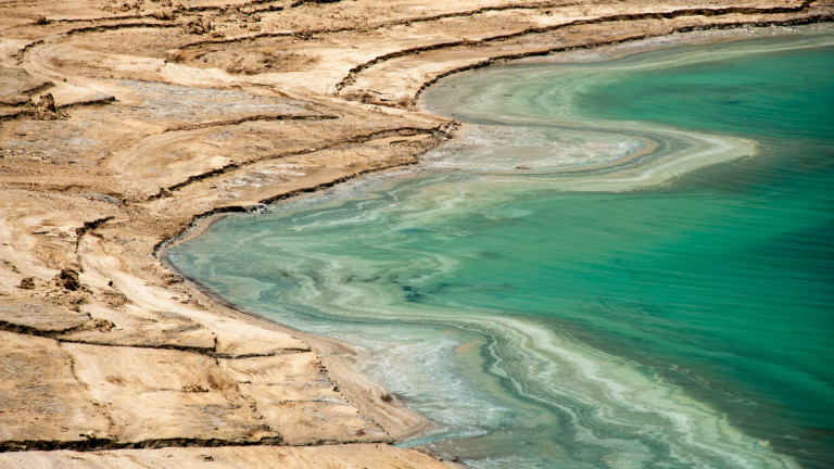 Защо направиха арт инсталацията от голи тела край Мъртво море
