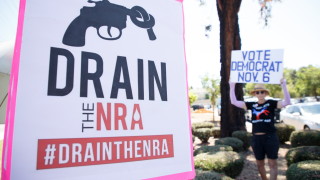 Губернаторът на Калифорния Джери Браун подписа няколко законопроекта за засилване