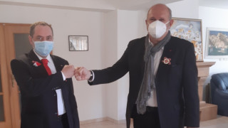 Посланикът ни в Скопие закичи с мартеница Владо Бучковски