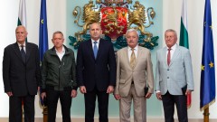 Румен Радев удостои с Почетния знак на президента изявени военни пилоти