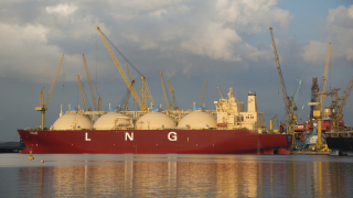Десетки кораби с втечнен природен газ LNG обикалят край бреговете