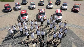 Kia облепя колите си с флагове