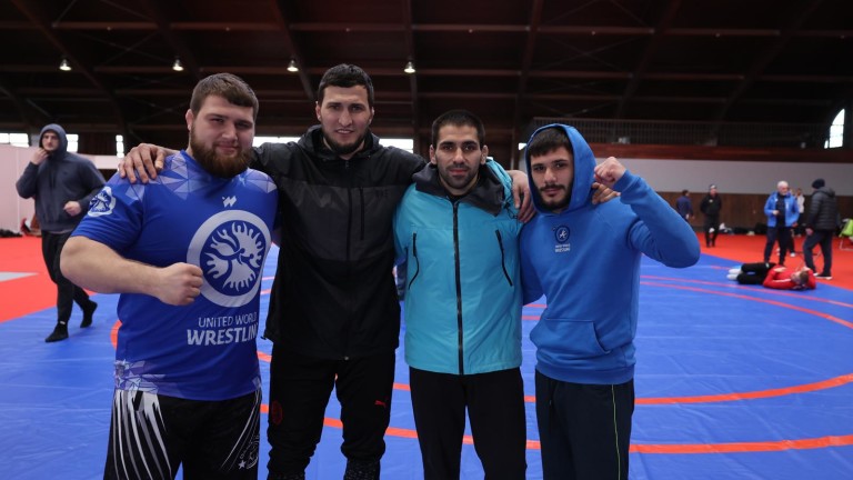 Двама наши борци от свободния стил са на репешажи на