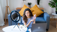 "Парасоциален" - думата на 2025 г. според речника на Кеймбридж