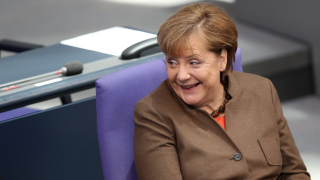 Не можем да позволим хаос в Гърция заради бежанците, тропна Меркел