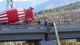  Укрепиха 13 от развалените колони от пожара на моста край Дупница 