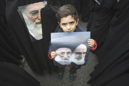 Ахмадинеджад "хвърля" ученици срещу опозицията