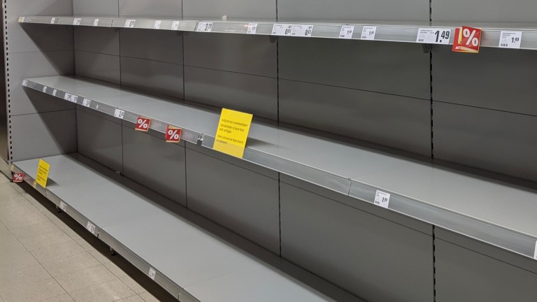 Рафтове на хранителни магазини в Америка са празни. Липсват най-основните