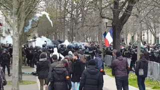 Полиция блокира централен Париж, жълтите жилетки са срещу забраната за масови прояви заради коронавируса