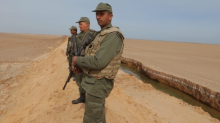 Стотици мигранти избягаха или бяха принудени да напуснат втория по