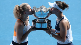 Барбора Крейчикова и Катерина Синякова спечелиха титлата на двойки при