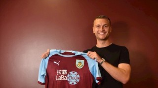 Бърнли обяви привличането на първото си лятно попълнение Виненочервените се