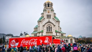 Кока Кола отново носи магията на празниците в различни краища на