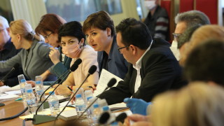 Депутатите признаха, че не спазват стриктно мерките, но… в името на народа