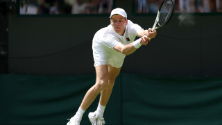 Яник Синер не се затрудни от лондонската жега след като