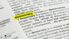Вярата в демокрацията спада, показва проучване 