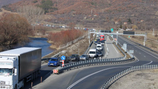 Ремонт образува тапа на АМ Струма в района на пътен