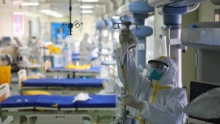 Китай се опитва да възстанови икономиката, без да стартира нова вълна зарази. Светът гледа