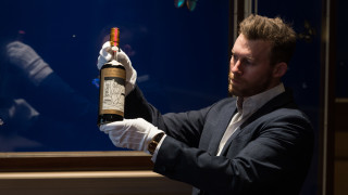 Бутилка от най търсеното шотландско уиски в света постави рекорд след