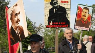 С портрети на Сталин, Ленин и Димитров шества „Безсмъртният полк“ в София