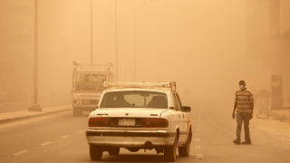 Поредна пясъчна буря връхлетя Ирак съобщават световните агенции Повече от 2000