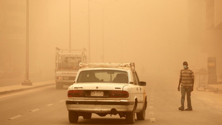 Поредна пясъчна буря връхлетя Ирак, съобщават световните агенции.
Повече от 2000