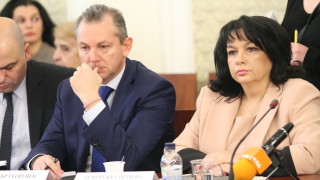 Енергийният министър в оставка Теменужка Петкова не се срамува от