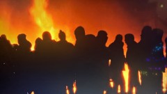 Напрежение на протеста пред офисите на "ДПС - Ново начало" и ГЕРБ - бомбички и сълзотворен газ