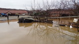 Евакуират 20 души край Бургас заради риск от наводнение