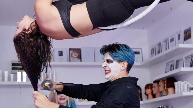 Аврам от "Masterchef" подстрига момиче със... сабя (СНИМКИ)