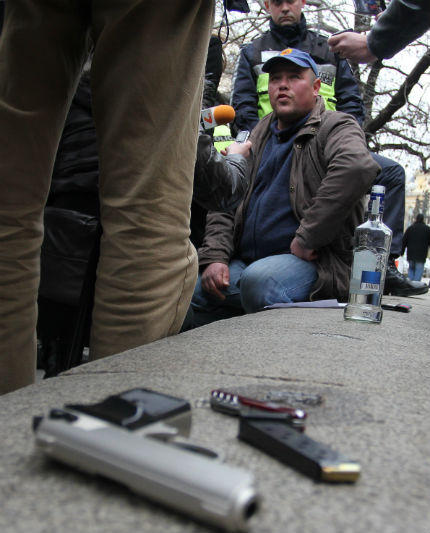 Пиян с пистолет се мъчи да влезе при Плевнелиев