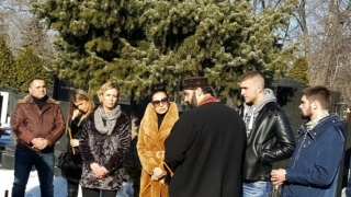 Цеца ридае пред гроба на мъжа си Аркан (СНИМКИ+ВИДЕО)