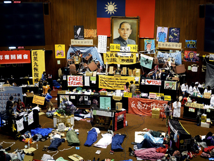 Протестиращите в Тайван превзеха парламента