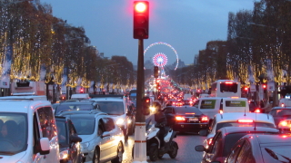 Забраняват центъра на Париж за всички коли над 20 години