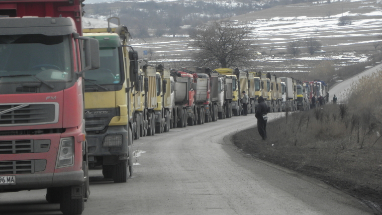Цистерна за малко да прегази протестиращите миньори в Бобов дол