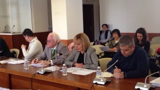 Манолова скастри КЕВР за увеличението на цената на водата в Добрич