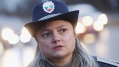 Акция "Зима": Ще глобяват пешеходци, които пресичат, докато си гледат в телефона